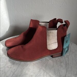 TOMS Suede Chelsea Boots in Burgundy with Gunmetal